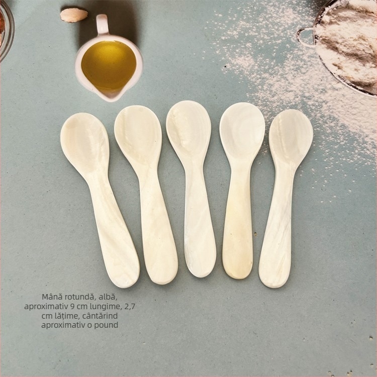 Set tacâmuri din scoică — lucrat manual, gravat și lustruit, material natural; include cuțit, furculiță și lingură de desert