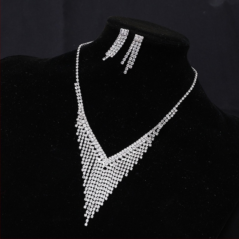 Set colier și cercei cu franjuri din cristale; Material: Cristale; Tratament: placare electrolitică; Stil: Franjuri; Include: Colier și Cercei