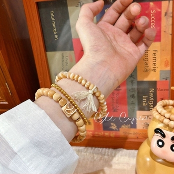 Material: melci potcoavă • Stil: natural • Design feminin • Finisaj perlat • Lansare primăvara 2025