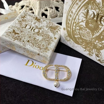 Broșă pentru femei din cupru, perlă în formă de nas de porc, cu diamante, placare metalică, stil lux ușor (toamna 2025)