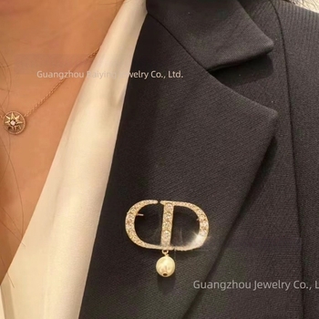 Broșă pentru femei din cupru, perlă în formă de nas de porc, cu diamante, placare metalică, stil lux ușor (toamna 2025)