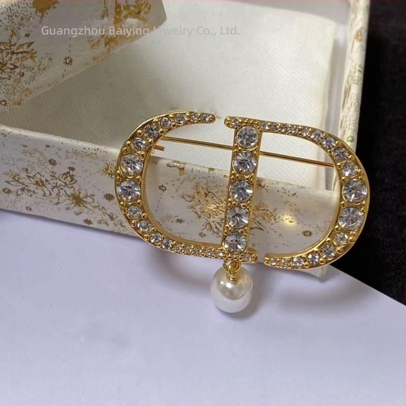 Broșă pentru femei din cupru, perlă în formă de nas de porc, cu diamante, placare metalică, stil lux ușor (toamna 2025)