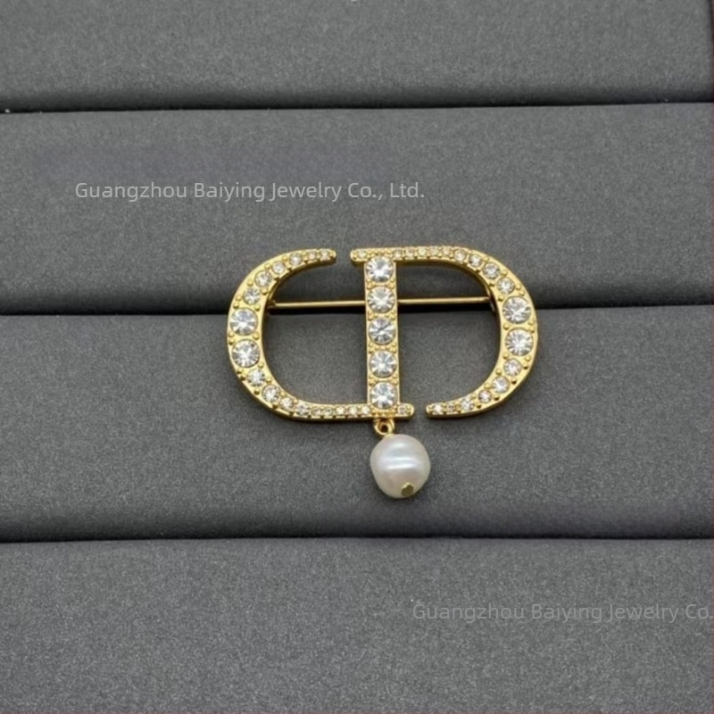 Broșă pentru femei din cupru, perlă în formă de nas de porc, cu diamante, placare metalică, stil lux ușor (toamna 2025)