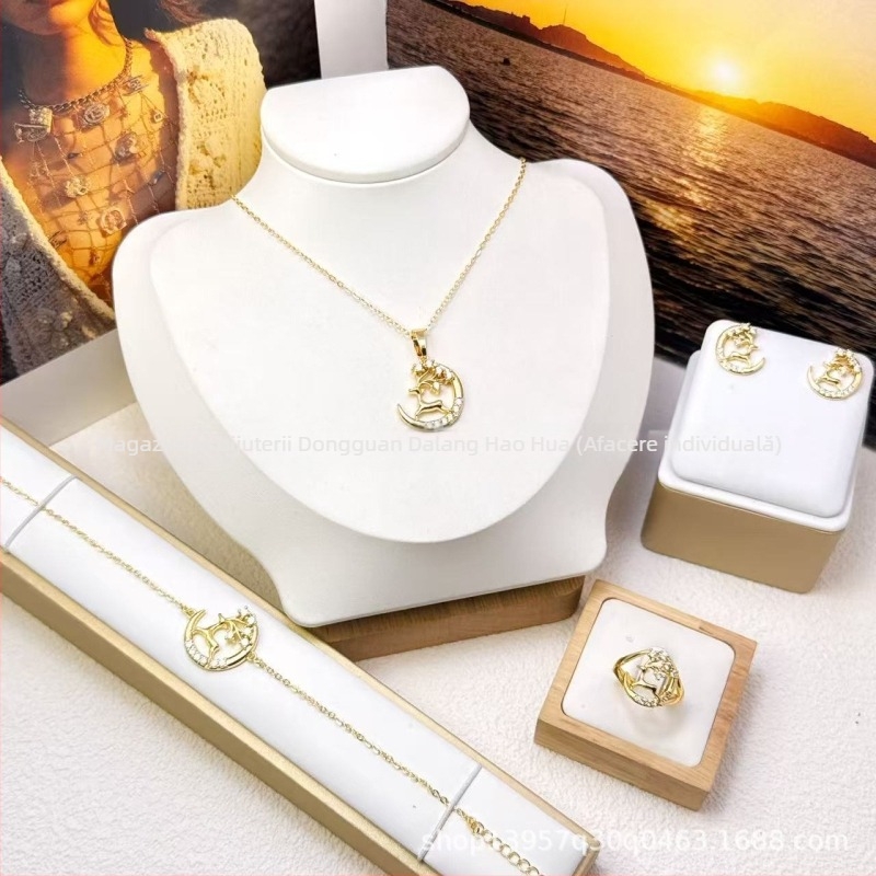 Set de bijuterii cu cerb de Crăciun pentru femei — colier din cupru cu lună deschisă, lanț O, pandantiv cu cerb și accente Moissanite, set de patru piese