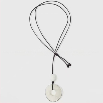 Colier din metal cu lanț nodat și pandantiv geometric