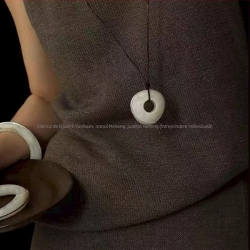 Colier din metal cu lanț nodat și pandantiv geometric