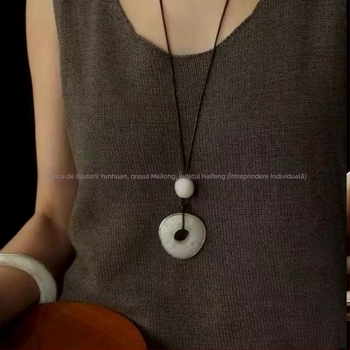 Colier din metal cu lanț nodat și pandantiv geometric