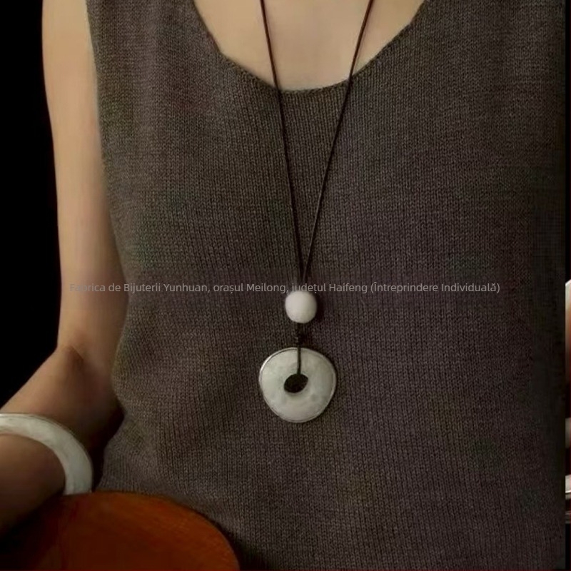 Colier din metal cu lanț nodat și pandantiv geometric