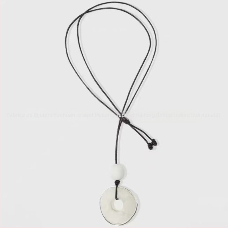 Colier din metal cu lanț nodat și pandantiv geometric