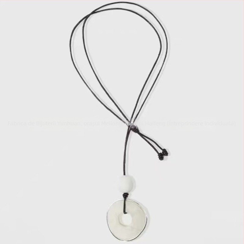 Colier din metal cu lanț nodat și pandantiv geometric