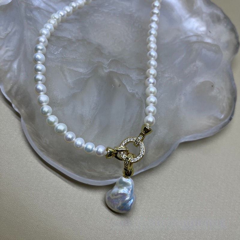 Colier cu pandantiv din perle de apă dulce, perlă cu formă aproape circulară, accesorii din aliaj, stil simplu feminin