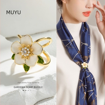 Broșă din cupru cu floare de gardenie, finisaj cu picături de ulei — accesoriu decorativ și memorial