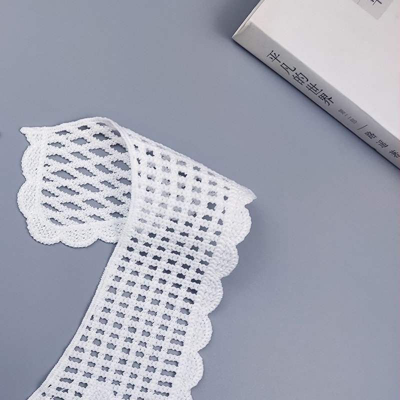 Guler fals cu dantelă și broderie din Milk Silk, pentru îmbrăcăminte