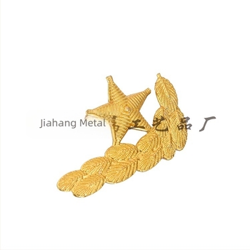 Insignă metalică pentru rever, formă specială, imprimare; prindere cu ac; ambalaj într-o cutie din lemn; potrivită pentru birou