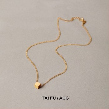 Colier geometric din alamă cu strat de acoperire – design minimalist cub, lanț obișnuit, 15 g