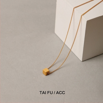 Colier geometric din alamă cu strat de acoperire – design minimalist cub, lanț obișnuit, 15 g