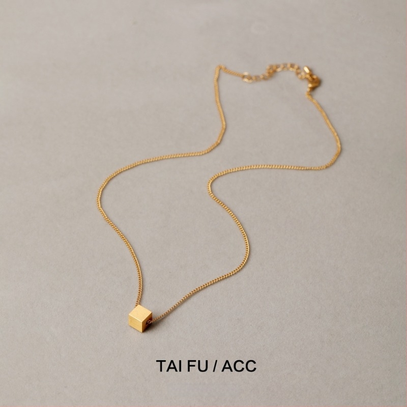 Colier geometric din alamă cu strat de acoperire – design minimalist cub, lanț obișnuit, 15 g