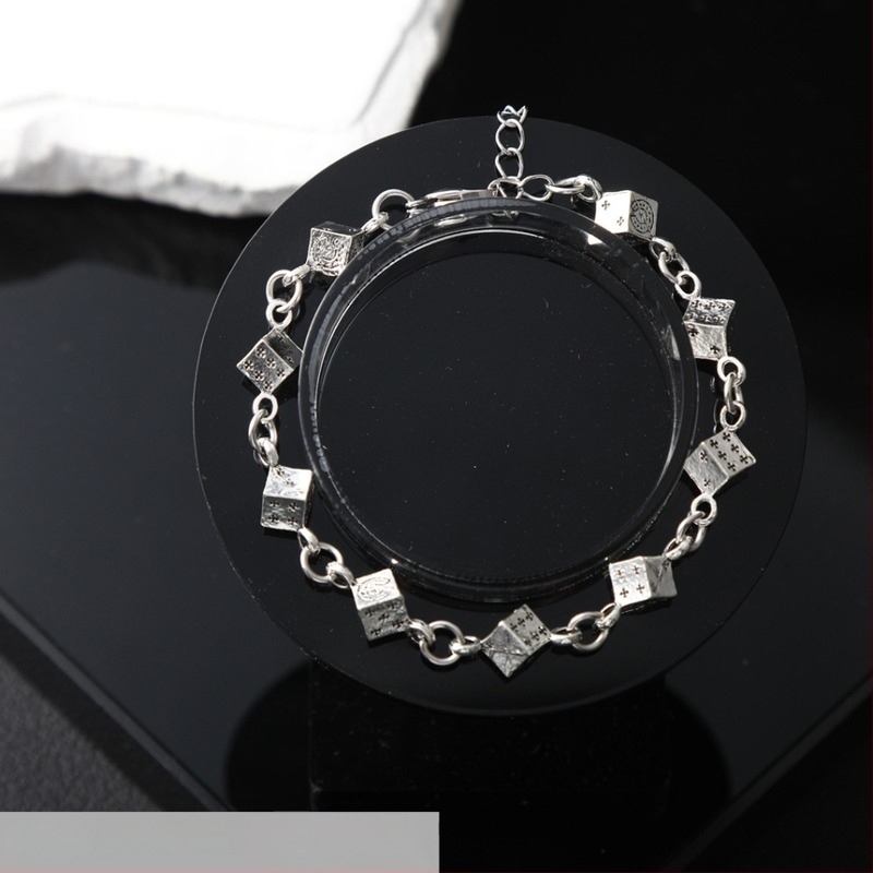 Brățară din oțel titan cu design zar, stil minimalist unisex, placare electrolitică, accesorii pentru mână