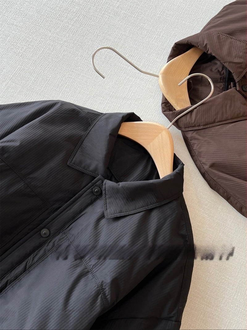 Jachetă de iarnă pentru bărbați, cu puf de rață alb, umplutură 86–90%, potrivită pentru frig ușor (-5°C până la 0°C), închidere cu nasturi pe un singur rând, țesătură poliester