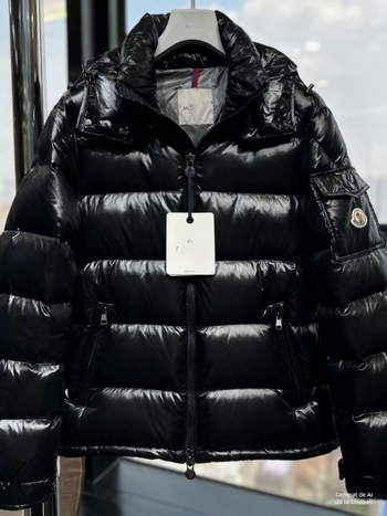 Geacă de puf cu glugă, croială lejeră, groasă, lungime medie 65–80 cm, umplutură de puf de gâscă alb 86–90%