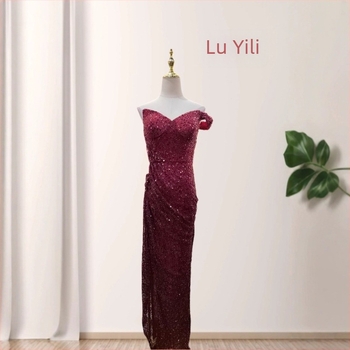 Rochie de seară cu paiete, lungă până la podea, decolteu adânc în V și talie înaltă, din amestec spandex-poliester.