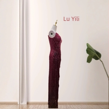 Rochie de seară cu paiete, lungă până la podea, decolteu adânc în V și talie înaltă, din amestec spandex-poliester.