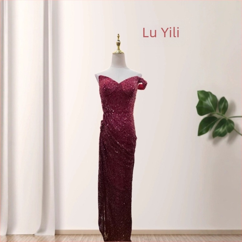 Rochie de seară cu paiete, lungă până la podea, decolteu adânc în V și talie înaltă, din amestec spandex-poliester.