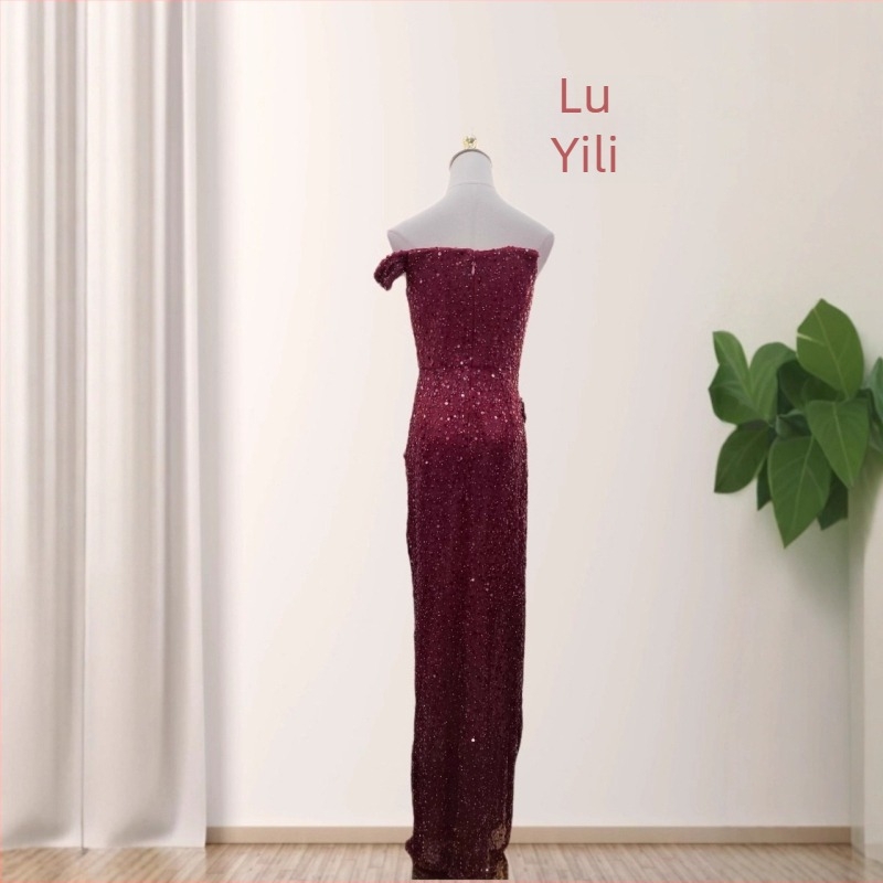 Rochie de seară cu paiete, lungă până la podea, decolteu adânc în V și talie înaltă, din amestec spandex-poliester.