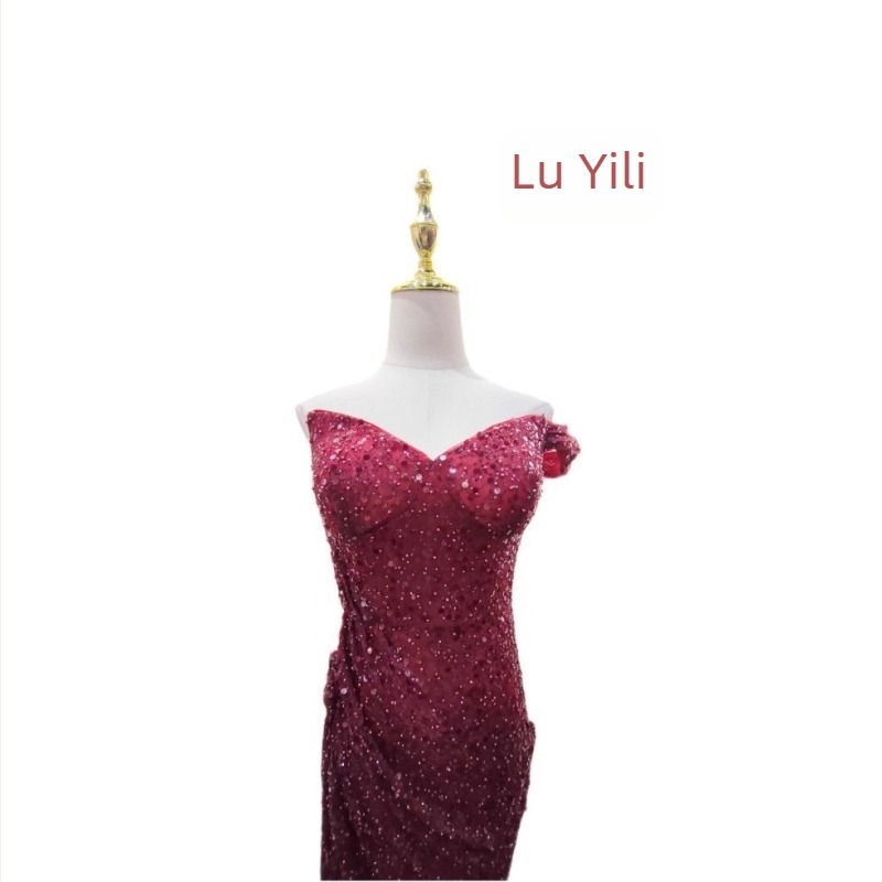 Rochie de seară cu paiete, lungă până la podea, decolteu adânc în V și talie înaltă, din amestec spandex-poliester.