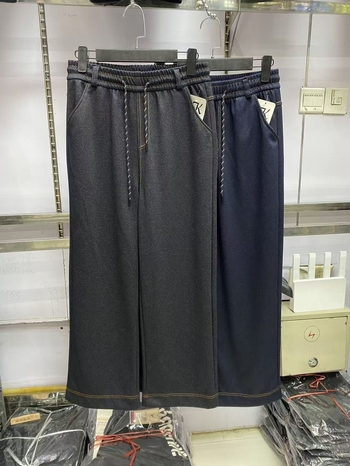 Jianși din denim tricotat cu fleece pe interior, croială dreaptă, talie elastică, talie înaltă, Lyocell 50–70% și Spandex până la 30%