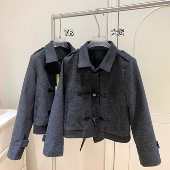 Jachetă scurtă din bumbac și kapok, mâneci 5/4, închidere cu nasturi la un rând, talie înaltă, iarnă 2025