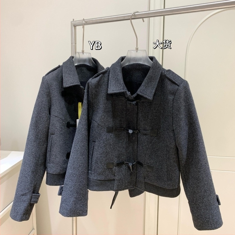 Jachetă scurtă din bumbac și kapok, mâneci 5/4, închidere cu nasturi la un rând, talie înaltă, iarnă 2025