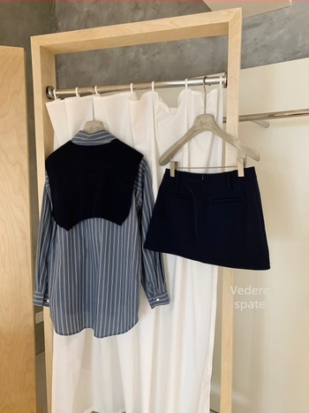 Costum feminin din trei piese: fustă, cămașă și eșarfă – toamnă 2025, WGWE