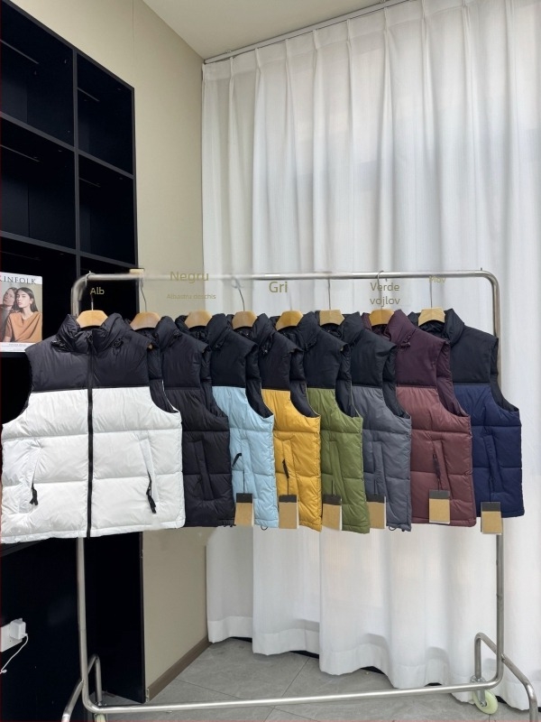 Vestă de damă cu glugă, umplutură din puf, închidere cu fermoar, țesătură din poliester, croială lejeră