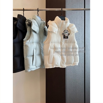 Geacă damă cu glugă din puf de gâscă, conținut puf 86–90%, grosime medie, lungime medie 65–80 cm, umplere cu puf 51–100 g