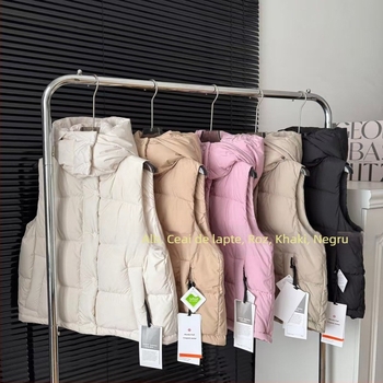 Vesta din puf pentru femei, cu fermoar, guler cu glugă, croială lejeră, umplutură din puf de rață alb 86–90%.