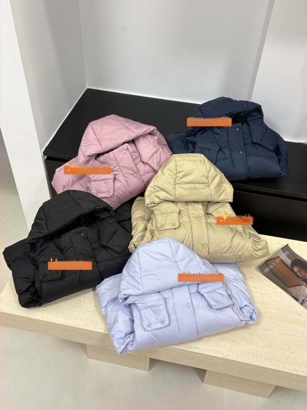 Vesta damă cu glugă din puf de rață, lungime scurtă, fermoar, poliester, croială lejeră, sezonul de iarnă 2025