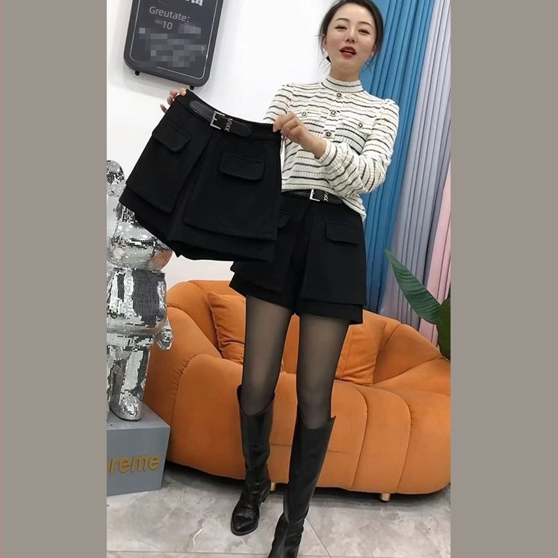 Pantaloni culotte din poliester, talie înaltă, croială lejeră, lungime trei sferturi, țesătură groasă