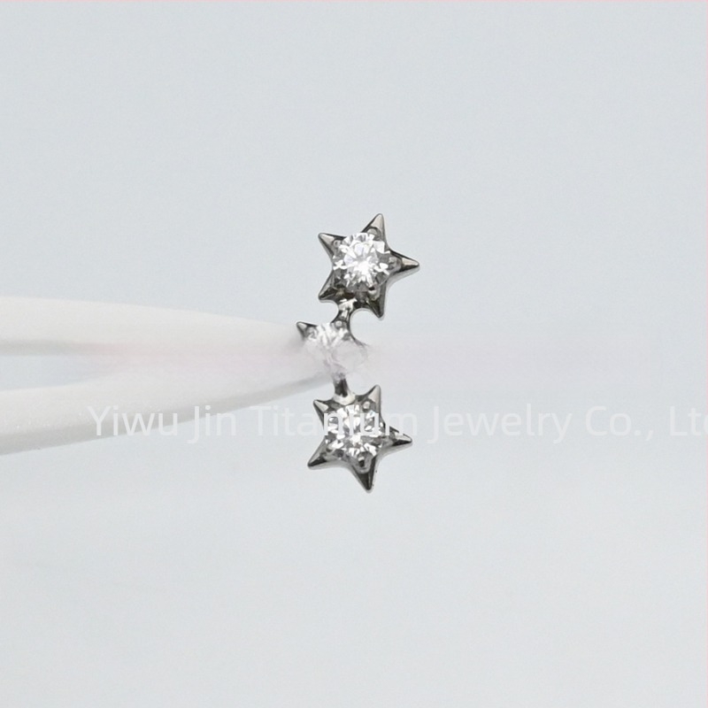 Cercei - stea, unisex; aliaj titan implant-grade (ASTM F-136); zirconiu alb; prelucrare cu diamant