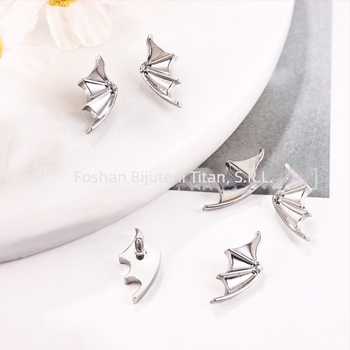 Cercei cu diamante, aripi de diavol, aliaj de titan, finisaj lucioase, puritate F–136