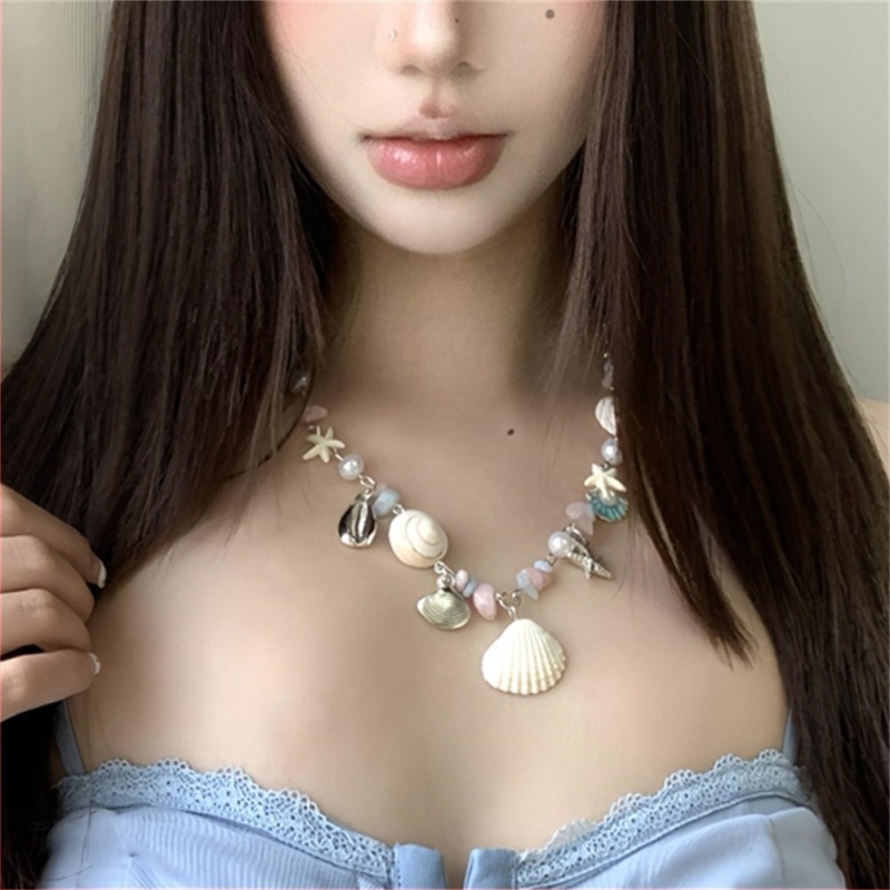 Colier geometric inspirat de litoral, lucrat manual din plastic/rezină, cu pandantiv din cristal sintetic și lanț regulat