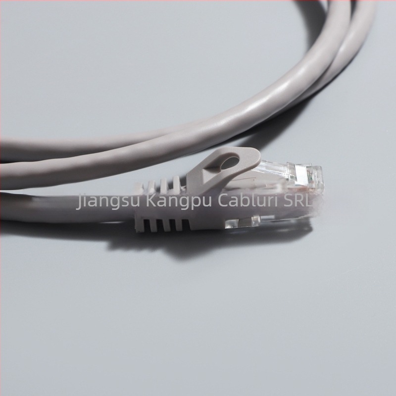 Cablu Ethernet Cat5e UTP cu perechi răsucite neprotejate (Brand: CommScope Cable; Model: KP-UC5e; Utilizare: jumper rețea calculatoare)