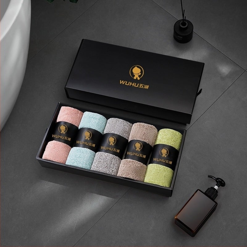 Prosop din fleece coral în cutie cadou, imprimat cu logo, personalizabil, 80 g, fir pieptănat, finisare pe margine