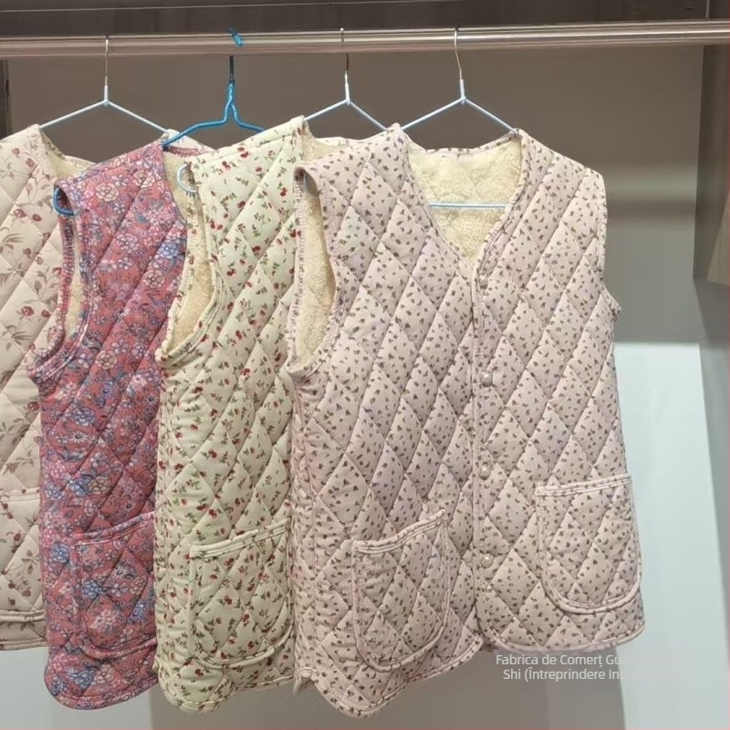 Vesta de iarnă pentru femei, țesătură Rayon, umplere din lână, guler în V, închidere cu un nasture, lungime 50–65 cm, Iarna 2025