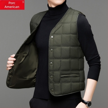 Vesta bărbați din poliester căptușită, cu buzunare, lungime 80–100 cm, fără glugă, fără guler, Iarna 2025