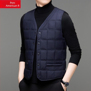 Vesta bărbați din poliester căptușită, cu buzunare, lungime 80–100 cm, fără glugă, fără guler, Iarna 2025