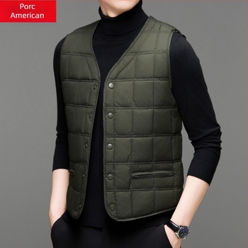 Vesta bărbați din poliester căptușită, cu buzunare, lungime 80–100 cm, fără glugă, fără guler, Iarna 2025