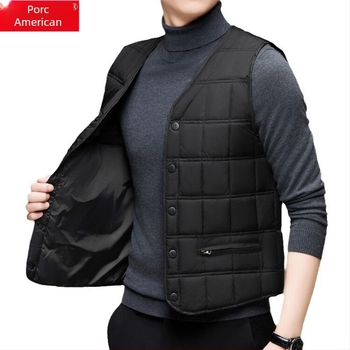 Vesta bărbați din poliester căptușită, cu buzunare, lungime 80–100 cm, fără glugă, fără guler, Iarna 2025