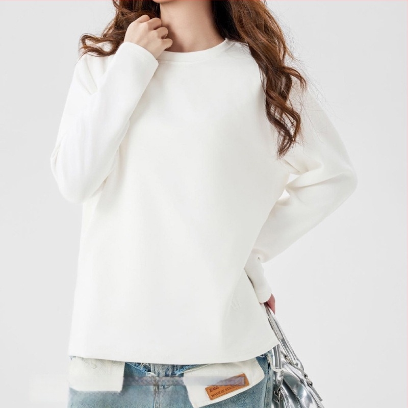 Tricou din fibre de vâscoză, culoare solidă, mâneci lungi, guler rotund.