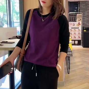 Tricou T cu panouri de velur Derong și cusături contrastante, mâneci lungi raglan, guler rotund, 95% viscose, lungime obișnuită 50–65 cm, toamna 2025